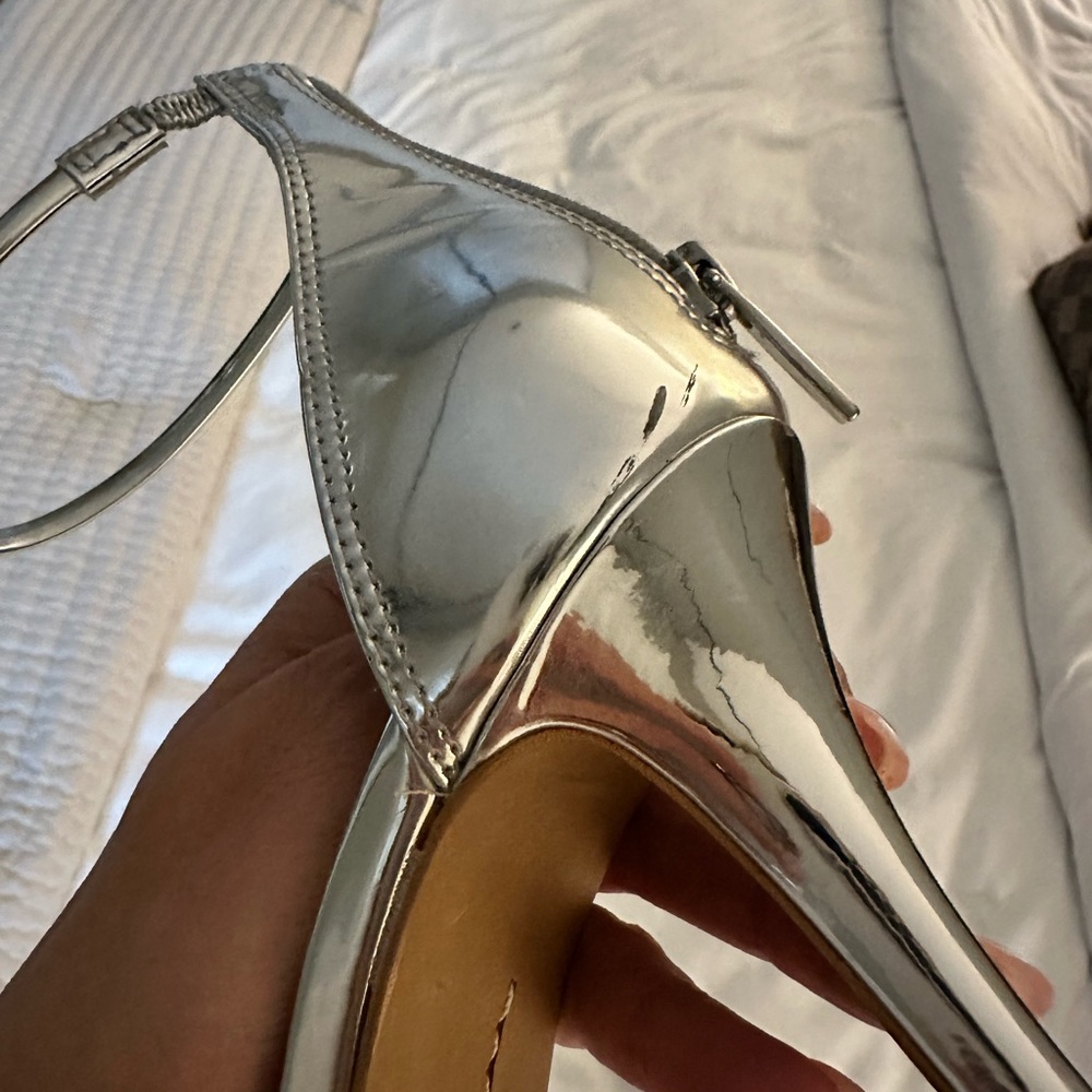 Silver Vince Camuto Heels sz 8.5 womens - Picture 5 of 7
